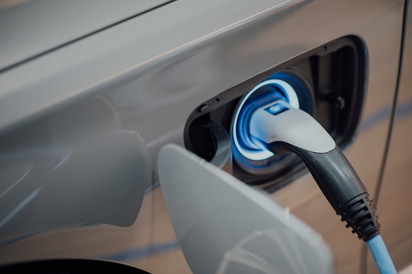 Elektromobil v moderním městě